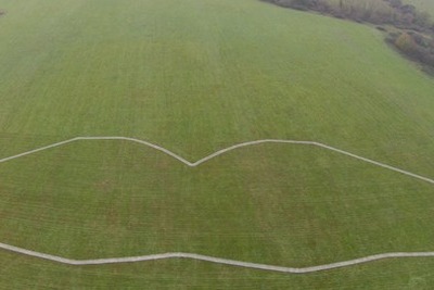 英サウサンプトン空港、巨大口ヒゲ現る…前立腺がん啓発キャンペーンの一環 画像