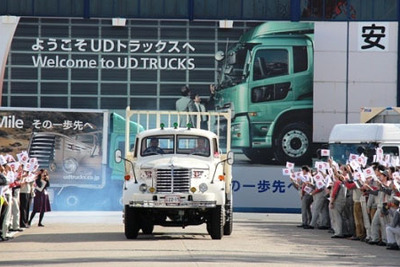 UDトラックス、新旧2台のトラックで75年前の試験走行を再現 画像
