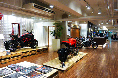 老舗百貨店でドゥカティなどを期間限定展示…シニア層に刺激的バイクライフを提案 画像