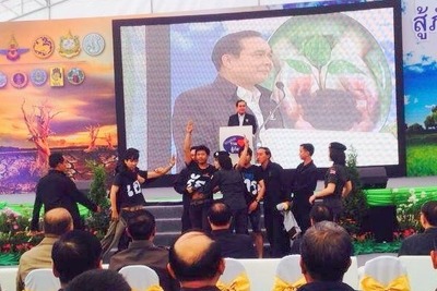 すわテロか…タイ首相演説中に大学生が突然、あのジェスチャーを 画像