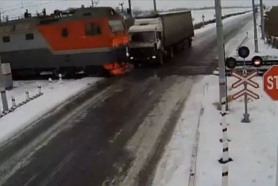 カザフスタンでトラックと列車が衝突…脱線事故に［動画］ 画像