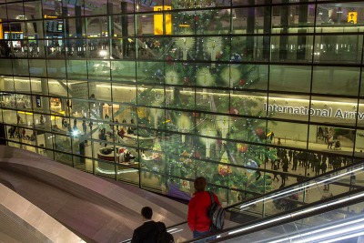ロンドン・ヒースロー空港、ツイートで光るクリスマスツリーが登場 画像