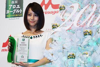 堀北真希、ヨーグルトのような純白ドレス姿を披露「クリスマスの予定は…」 画像