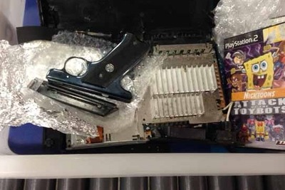 プレステ2の中に22口径の拳銃を隠し密輸を企てた男があっけなく逮捕 画像