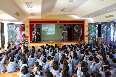 園児興奮、オプティマス・プライムが千葉の幼稚園にサプライズ訪問 画像