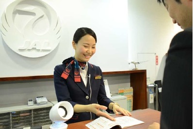 JAL、会話支援機器「コミューン」を使った接客トライアルを実施 画像