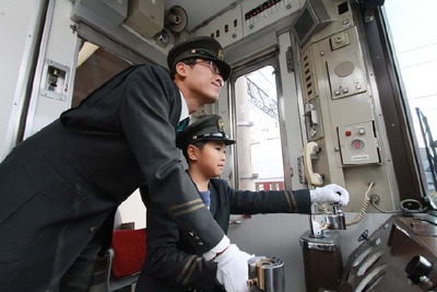 近鉄、青山町車庫で運転体験ツアーを実施 画像