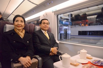 タイ軍政首相、中国で高速鉄道に試乗 画像