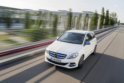 メルセデス Bクラス のEV、64%のCO2削減を認定…ガソリン車との比較 画像