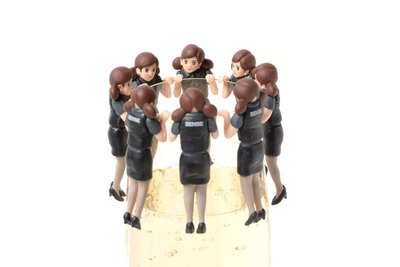 「コップのフチ子」が黒い制服に着替えて…ファッション誌「SENSE」の付録 画像