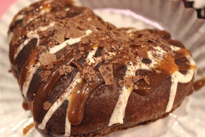 ことしのバレンタインはドーナツはいかが…チョコクリームがとろける有名店の限定品 画像