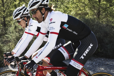 トレックチームの新ジャージ、赤いバイクに合わせたモノトーンカラーに 画像