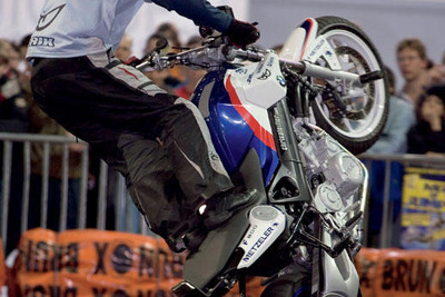 クリスチャン・ファイファー、BMW F800Sでスタントを披露 画像