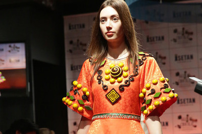 目と舌で堪能…有名パティシエによるチョコレートのファッションショー 画像