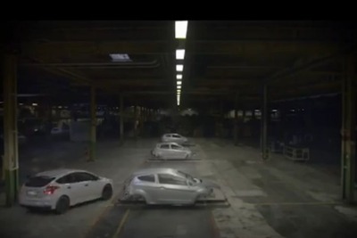 フォード フォーカス RS 新型、自動車工場内でジムカーナ［動画］ 画像