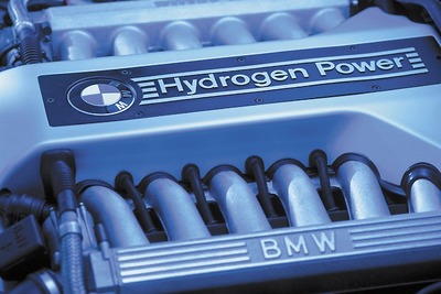 新型ロールスロイスに水素燃料V12エンジン 画像