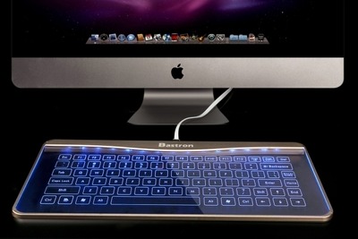 透明ガラスに、ブルーLEDで浮かび上がる幻想的なキーボード 画像