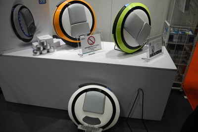 【ギフトショー15】米国生まれの電動一輪車が日本上陸、約15km/hで走行可能 画像