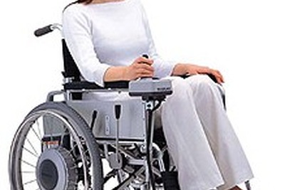 スズキが手動車いすに後付け可能な電動ユニット発売 画像