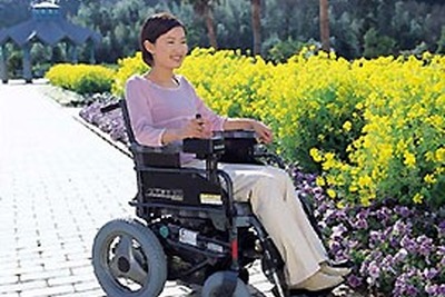 メンテナンスフリーのシールドバッテリーを搭載電動車いす、スズキから 画像