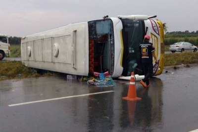 タイ東部で2階建てバス横転、39人けが 画像