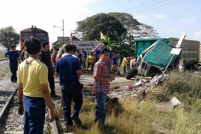タイ中部で大型トラックに貨物列車衝突…2人死傷 画像