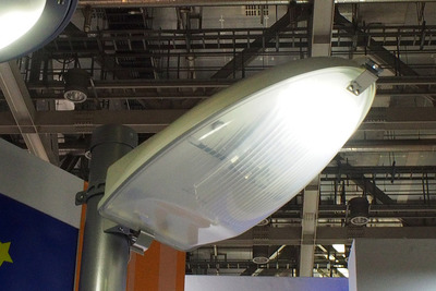 街を明るく安全に…停電時でも内蔵バッテリーで点灯するLED防犯灯 画像