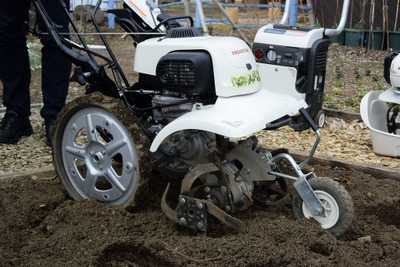 【ホンダの汎用エンジン】カセットガスで動く耕うん機、操作はあっけないほど簡単 画像