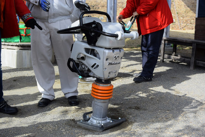 【ホンダの汎用エンジン】工事現場で地面を固めるあの機械、操作にコツはいるのか 画像