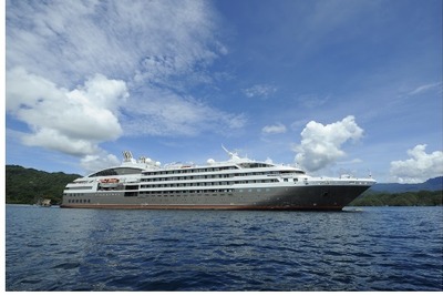 大阪港天保山岸壁にフランスのクルーズ客船「ロストラル」が入港…4月6日 画像