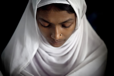 子犬の里親探しイベント、イスラム少女写真で波紋…マレーシア 画像