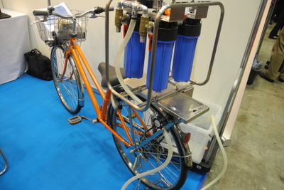 【健康博覧会15】ペダルをこぐと飲み水をつくれる浄水自転車、発電も可能 画像