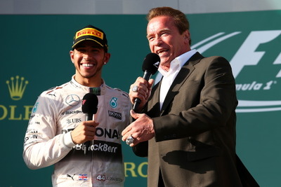 【F1 オーストラリアGP】王者ハミルトンも興奮、表彰式後にシュワルツェネッガー氏 画像