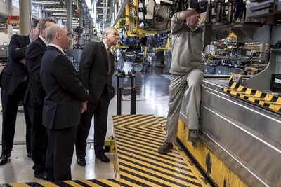 英国ヨーク公爵、ベントレー本社工場を訪問…新研修制度を見学 画像