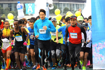 間寛平、谷原章介、石原良純…「横浜マラソン」を走り切った有名人 画像