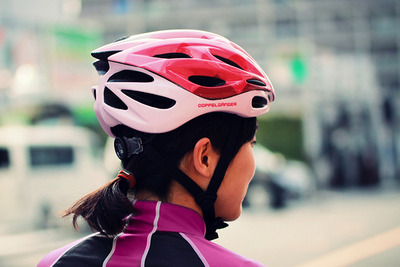 サイズ、デザイン、カラーを女性好みにアレンジした自転車ヘルメット 画像