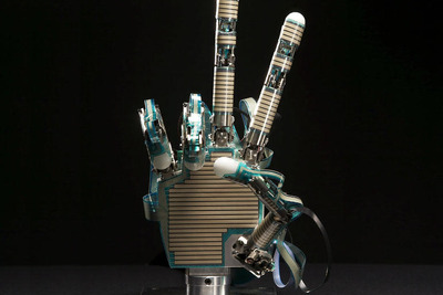 ホンダなど、脳活動でロボットを操作する技術を開発 画像