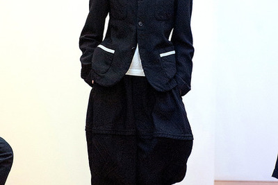 セーラー服を再構築…コムデギャルソン秋冬コレクション 画像