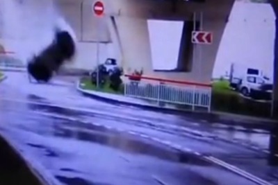 ロシアで大事故、高速道路からSUVが転落の瞬間［動画］ 画像