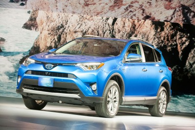 【ニューヨークモーターショー15】トヨタ RAV4 にハイブリッド…小型SUVセグメントで唯一 画像