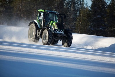 トラクターで130km/h！　氷雪上の世界最速記録…ノキアンタイヤ 画像