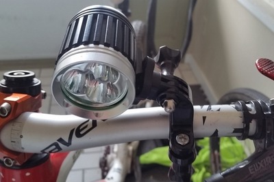 自動車より3倍明るい、3500ルーメンの自転車用ライト 画像