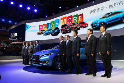 【上海モーターショー15】開幕、世界最大市場にそれぞれのアピール…セダン、SUV、環境対応車も 画像