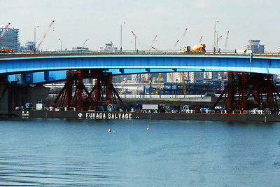 143メートルの道路を、船で持ち上げ一気に架橋...首都高速晴海線 画像