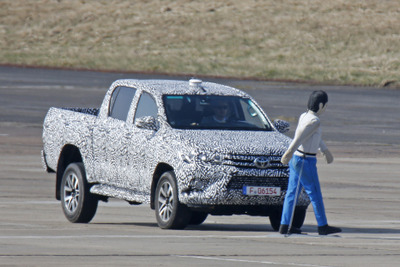 トヨタ ハイラックス 次期型、自動ブレーキテストの様子を捕捉! 画像