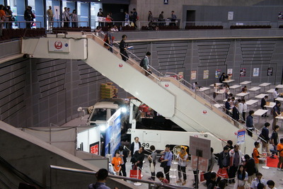 【超会議15】自然すぎて気づかない? JAL、会場にホンモノのステップカー 画像