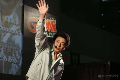 【超会議15】「ゲームセンターCX」有野課長、マリオの“足プレイ”に苦戦 画像