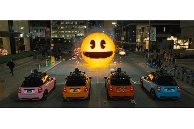 「パックマン」とMINIが対決…80年代日本ゲームキャラが“地球侵略” 画像