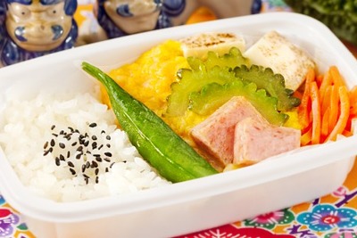バニラエアに夏仕様の機内食…沖縄コラボで「ニンジンしりしり」も 画像