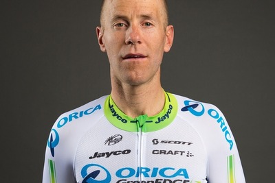 カナダ自転車ロード王者のスベン・タフト、ボトル運び中に落車し骨折 画像